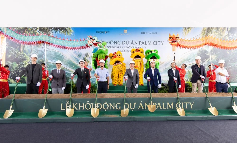 các lãnh đạo của Hướng Việt Properties