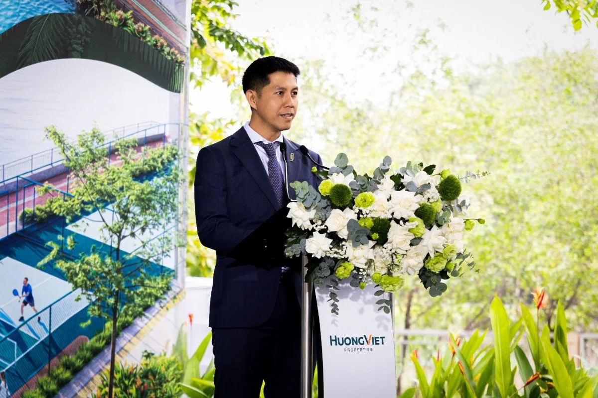 Ông Nguyễn Sĩ Toàn, Giám đốc Điều hành Khối Kinh doanh Bất động sản Nhà ở Cao tầng, Hướng Việt Properties phát biểu tại buổi khởi công công viên ven sông Palm City
