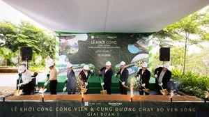 Các đại biểu thực hiện nghi thức khởi công dự án.